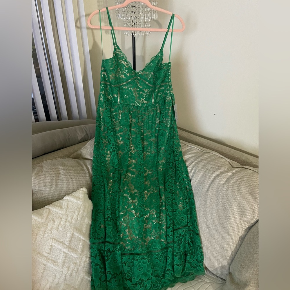 NSR
Crochet Stretch Lace
Midi Dress
Size XL New With Tag